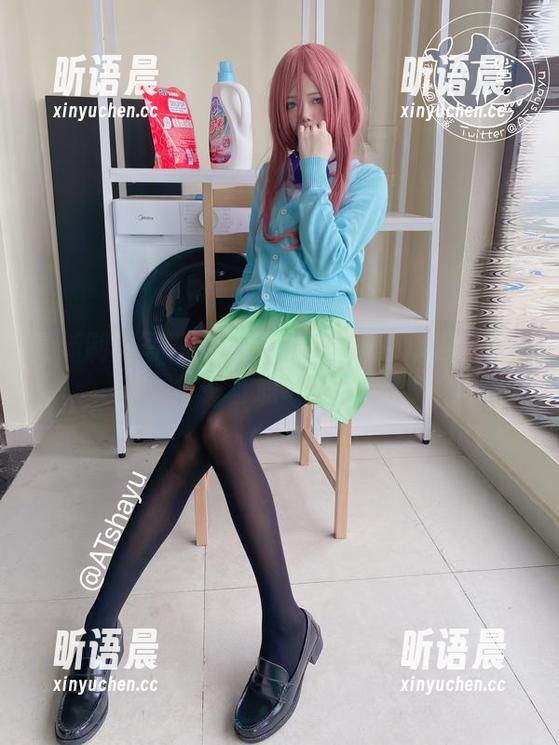 AT鲨 最新制服写真:AT鲨教你如何优雅地撑起每一套职场装.txt
