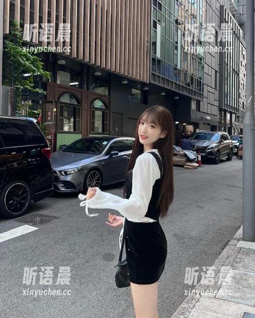 Feilin嗲囡囡-PaPa妈咪 Feilin嗲囡囡 - 打破常规:PaPa妈咪吊带写真作品集中的摄影创新与时尚表达.txt