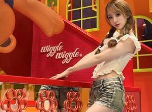 Feilin嗲囡囡 – 探秘娜依灵儿厨娘的美丽秘密，全套写真资源等你下载领会！.txt