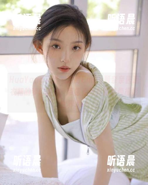 HuaYang花漾 - 定制Emily顾奈奈酱连衣裙的梦幻图片，带您走进她的时尚摄影世界.txt