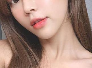 HuaYang花漾 – 最新图包来了！筱慧的礼服写真，演绎别样风格与气质.txt
