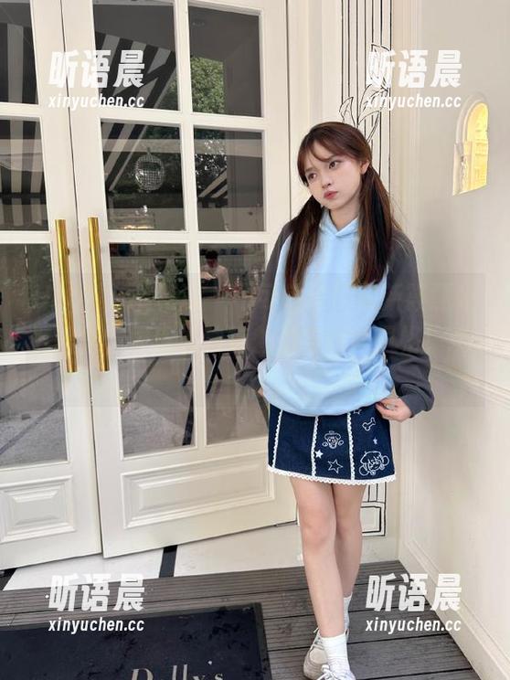 HuaYang花漾 - 不可错过！最新筱慧短裤图集，展现她独特魅力与时尚风格！.txt