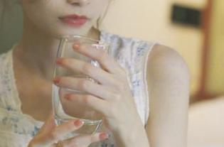 UGirls尤果网 – 职业装之美：张小西Ann倾情呈现的精美图片合集.txt