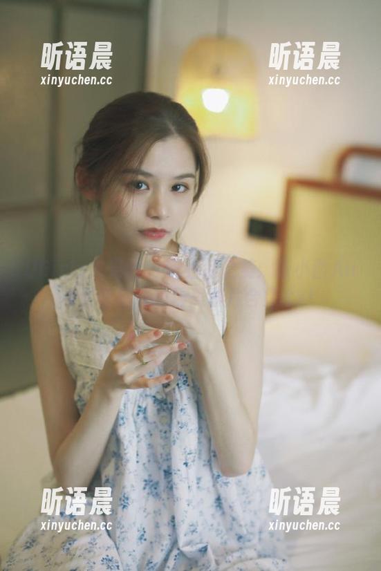 UGirls尤果网-张小西Ann UGirls尤果网 - 职业装之美:张小西Ann倾情呈现的精美图片合集.txt
