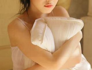 Xiuren秀人网 – 高清图包揭秘Cris_卓娅祺的空乘制服和肉丝美腿，真是个不折不扣的美腿控.txt