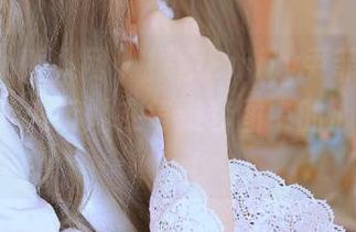 Xiuren秀人网 – 探索Emily尹菲的白衬衫写真，倾听她在每张套图中的心声回响.txt