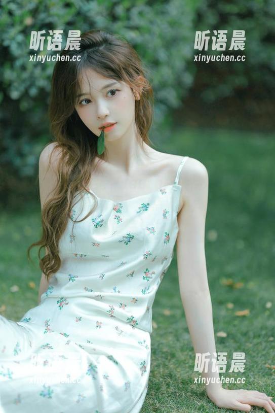Xiuren秀人网 - laura阿姣展现吊带裙美腿的原图与套图，笑点满满，别怪我没提醒你！.txt