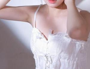 Xiuren秀人网 – 周周不吃香菜温柔的瞬间合集：一场视觉盛宴的图集，勾勒出她独特的艺术气息。.txt