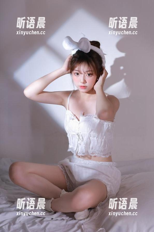 Xiuren秀人网 - 周周不吃香菜温柔的瞬间合集：一场视觉盛宴的图集，勾勒出她独特的艺术气息。.txt