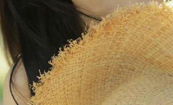 Xiuren秀人网 – 油亮捕捉瞬间：孟狐狸FoxYini写真作品合集，记录生活中的动人瞬间.txt