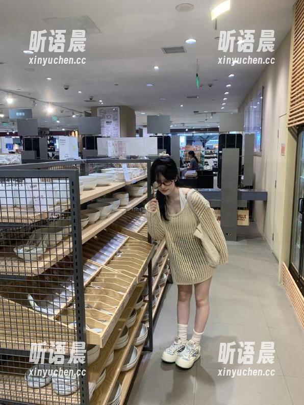 Xiuren秀人网 - “月音瞳”连衣裙写真合集，告诉你什么叫做时尚与土味的碰撞！.txt
