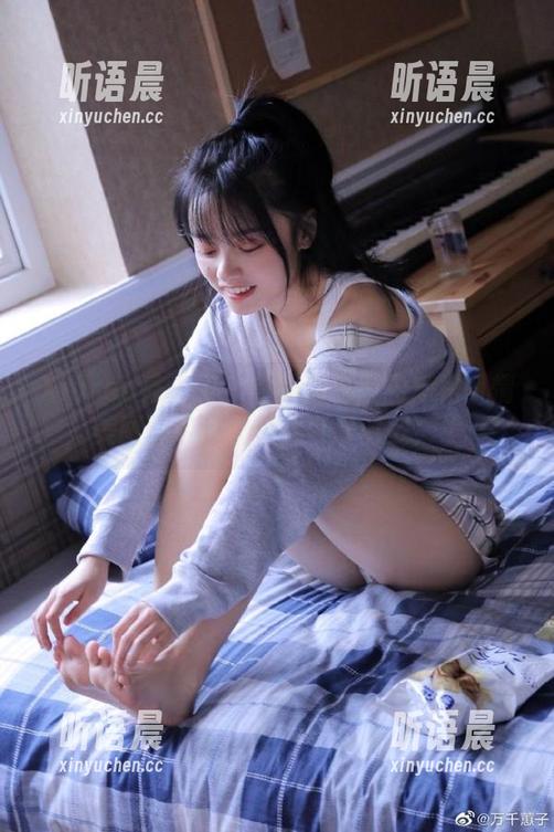 Xiuren秀人网 - 甜美白兔西希短裙风情，美图图包带你领略可爱时刻！.txt