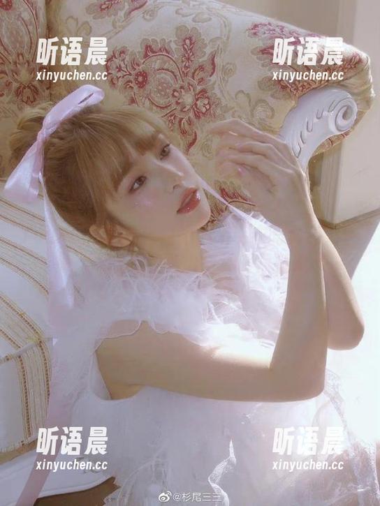 YouMi尤蜜荟-白露小猪 YouMi尤蜜荟 - 白露小猪毛衣写真高清图集,展现青春活力与温暖风情.txt