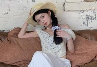 pans – 高清图包！跟随卡卡探秘她的办公室风格与摄影艺术.txt