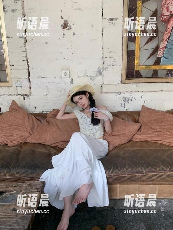 pans-卡卡 pans - 高清图包!跟随卡卡探秘她的办公室风格与摄影艺术.txt