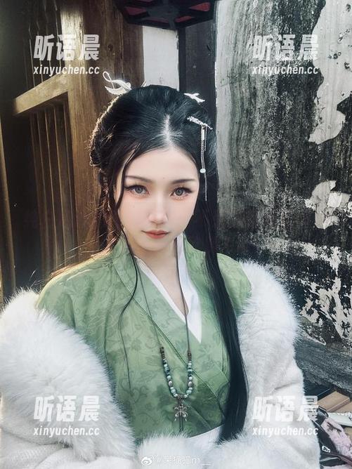 不呆猫 纯白色调的奇幻旅程:不呆猫写真合集中的绝美图片欣赏.txt