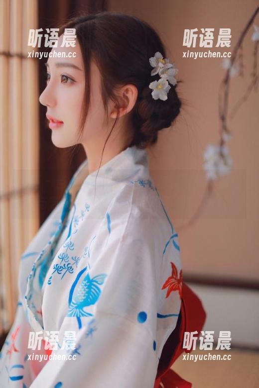丽柜 - 当小璐璐遇上定制套装写真，时尚与艺术的碰撞让你意想不到！.txt