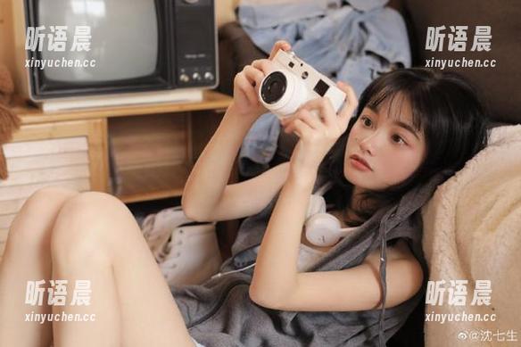 丽柜 - 收到柒柒邂逅玉足的邀请，免费套图让你一天都开心.txt