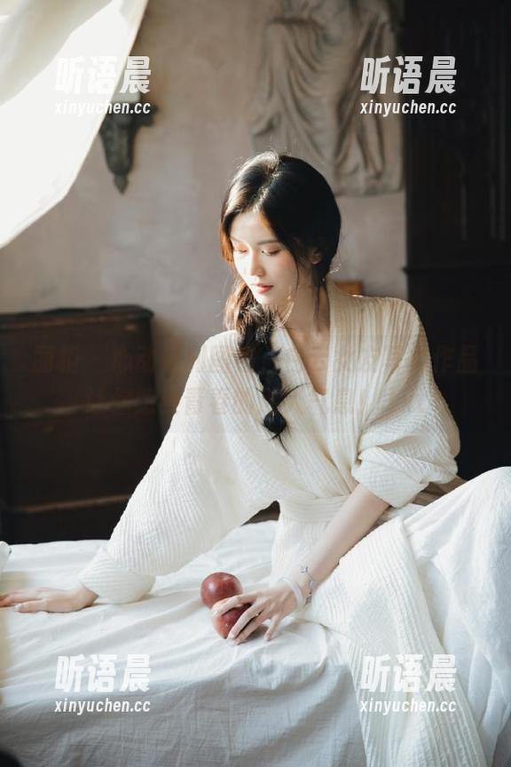 丽柜-白云 丽柜 - 心动福利图包,白云女友写真作品让你感受青春的迷人气息!.txt