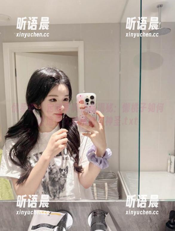 优星馆 - 定制写真作品揭秘：懒桃子如何塑造修女的优雅与神圣.txt
