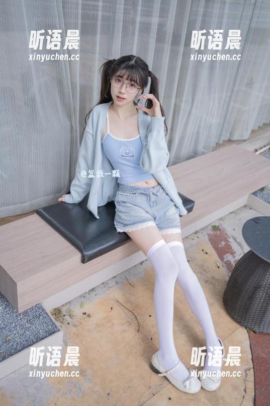 微密圈 - 探索保守的二舅妈的私房图包，红丝白袜展现性感与文艺之美.txt