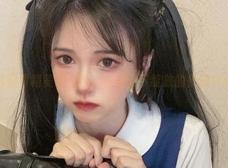 倦倦喵露背裙美图合集：在阳光下绽放的优雅瞬间.txt