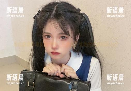 倦倦喵露背裙美图合集：在阳光下绽放的优雅瞬间.txt
