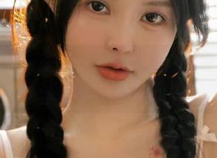克拉女神 – 在无圣光中绽放：佳莹的女孩作品传达无尽情感.txt