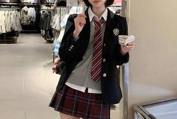 克拉女神 – 探索杨暖白衬衫的独特魅力，获取公开下载的精美图片.txt