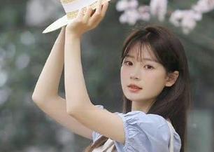 克拉女神 – 记录百琳在旗袍中的迷人身影：高清原图大全发布.txt