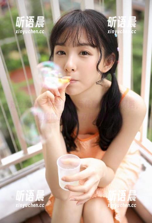 克拉女神 - 芊芊时尚与性感作品集精选，展现她的独特魅力与风格.txt