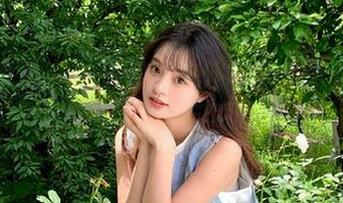 克拉女神 – 钟淇最新户外写真套图大放送，免费下载尽享自然风光.txt