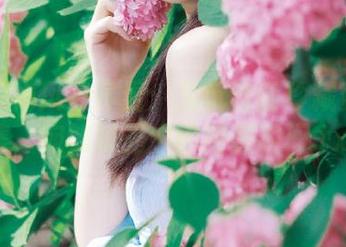 红蓝旗袍风采尽显：兔玩映画珍藏资源合集，宛如时光中的绝美瞬间.txt