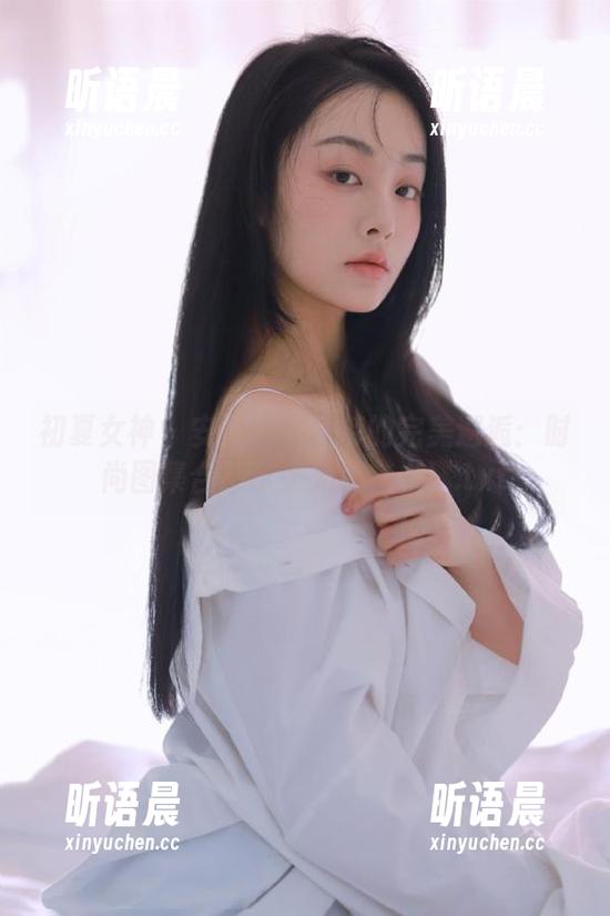 初夏女神 - 安妮与牛仔裤的完美邂逅：时尚图集合集带来无尽魅力！.txt