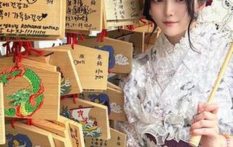 黑蝴蝶：夏夏子的写真套图中蕴藏的诗意与情感.txt