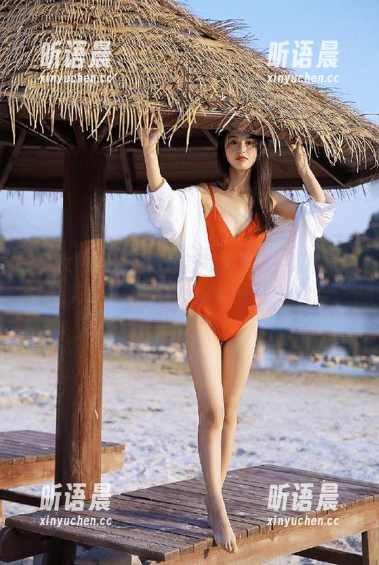 头条女神 - 刘瑾希最新写真更新，细腻展现美足之美，令人心动不已！.txt