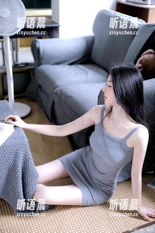 头条女神 - 魅惑黑色！刘芸熙的最新套图分享让你无法抗拒.txt