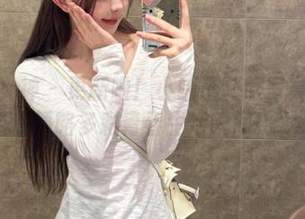 头条女神 – 更新啦！小晴子制服写真图集带你领略多彩青春生活瞬间！.txt