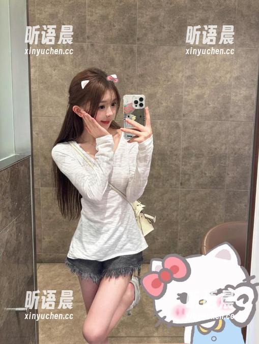 头条女神 - 更新啦！小晴子制服写真图集带你领略多彩青春生活瞬间！.txt