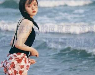头条女神 – 在纯白的世界里，语溪带你走进她的写真图册，探寻简约的魅力.txt