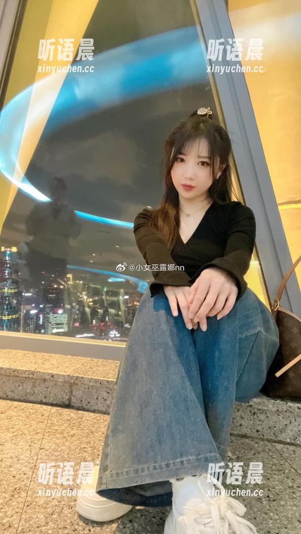 小女巫露娜 走近摄影艺术:小女巫露娜用肉丝写真捕捉美丽瞬间的迷人图片.txt