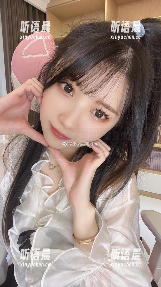 小女巫露娜 让梦想成真:小女巫露娜粉紫兔兔写真,免费下载全面开启.txt