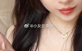 小女巫露娜的裸足写真精选集：轻松搞笑与优雅并存的视觉盛宴.txt