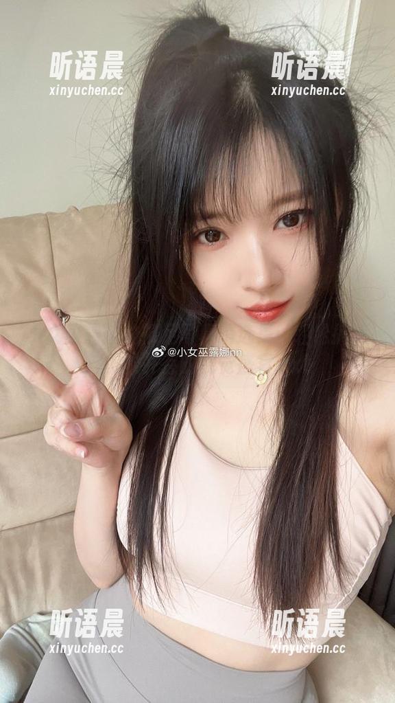 小女巫露娜 小女巫露娜的裸足写真精选集:轻松搞笑与优雅并存的视觉盛宴.txt