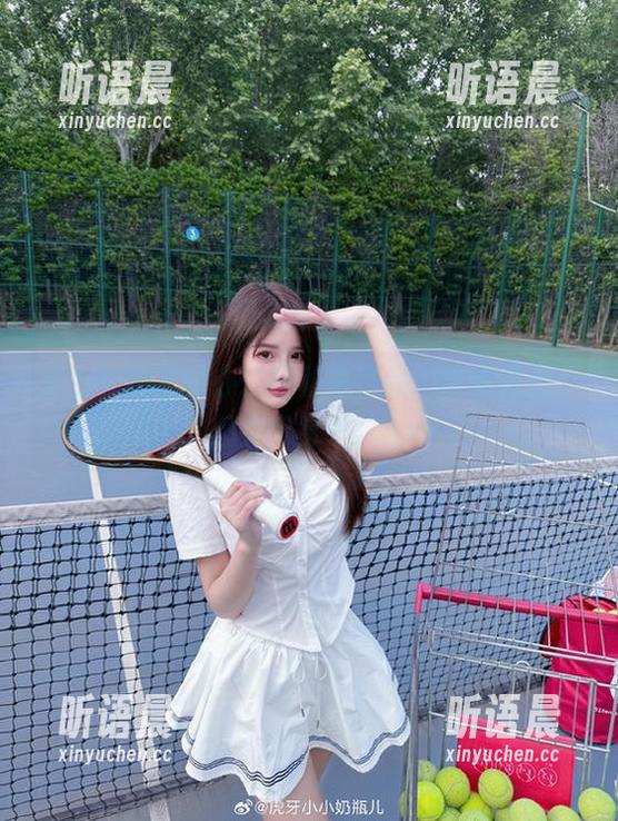 小小奶瓶儿的办公室私拍作品：珍贵资源，一起来欣赏吧！.txt