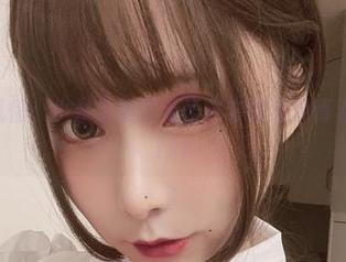 感受校园风情：小泉学姐吖无圣光套图记录青春动人瞬间.txt
