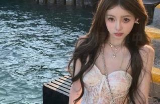 少女秩序 – 在小鱼的红裙写真中，找到灵感色彩，尽享图包带来的视觉体验！.txt