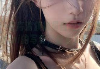 尤物馆 – 在高清旗袍里自嘲：下载孟狐狸FoxYini的写真，甜蜜又有趣.txt