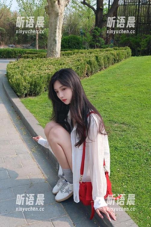 尤物馆 - 孟狐狸FoxYini的教室私房图包：穿越视觉的奇妙与诗意.txt