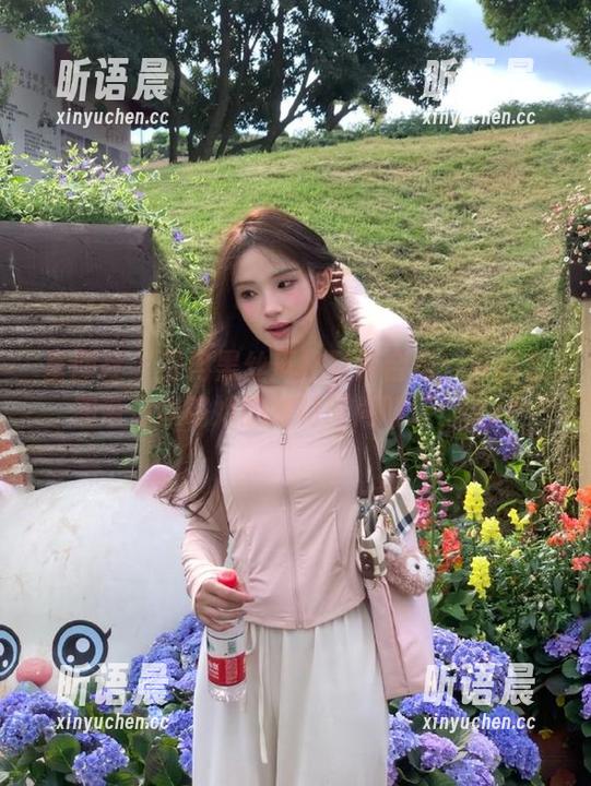星颜社 - 星冉黑丝风格写真合集：多样套图带你领略她的独特时尚味道！.txt